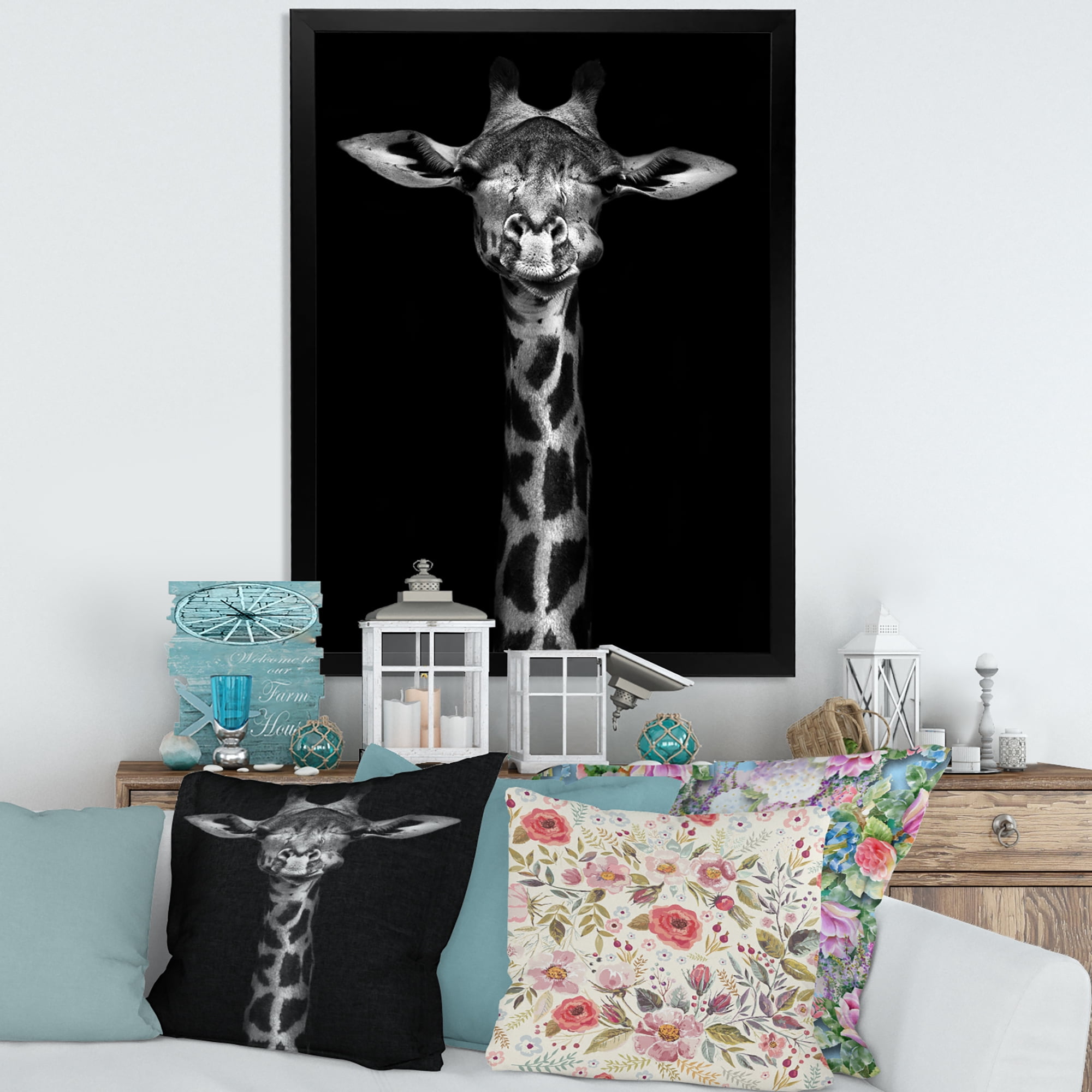 Designart 'Portrait Of A Giraffe In Monochrome' Farmhouse Framed Art Print