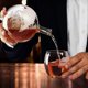 thumbnail image 4 of NutriChef Decantador de Whisky de Vidrio - Juego de Decantador de Alcohol con Jarra de Whisky Globo de 850 ml con Vasos Decantador de Licor con Tapón y Base para Brandy Vino Coñac Ron Gin Scotch Bourb, 4 of 5