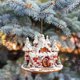 thumbnail image 5 of Adorno Navideño Colgante de Acrílico con Forma de Casita Nevada de 8 Cm | Varios Diseños | Incluye Cordón | Incluye Caja de Regalo, 5 of 6