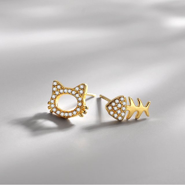 Versión coreana de pendientes de espina de pez y gato de plata esterlina s925, lindos pendientes de oro asimétricos con diamantes