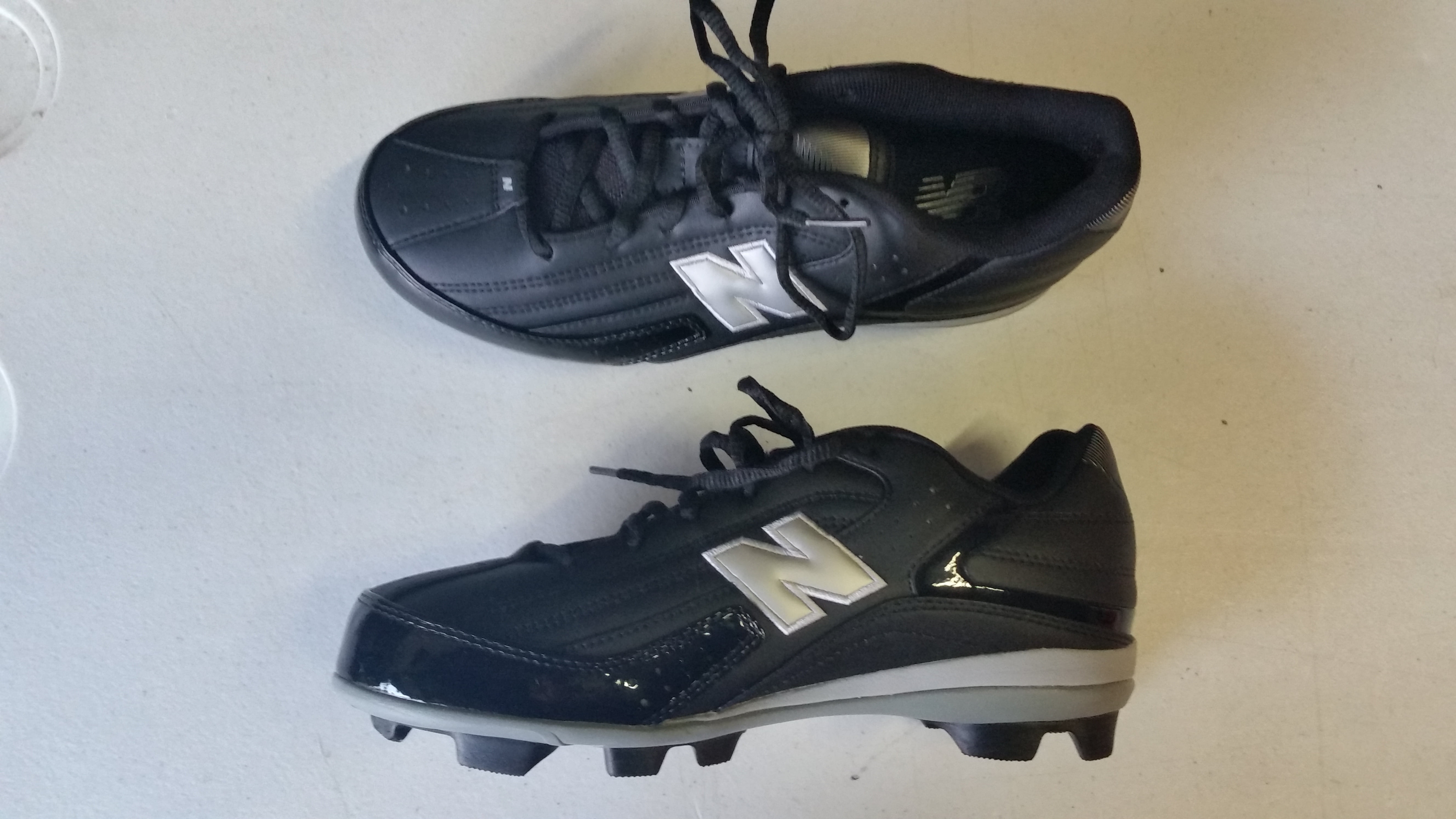 mens size 7 wide football cleats