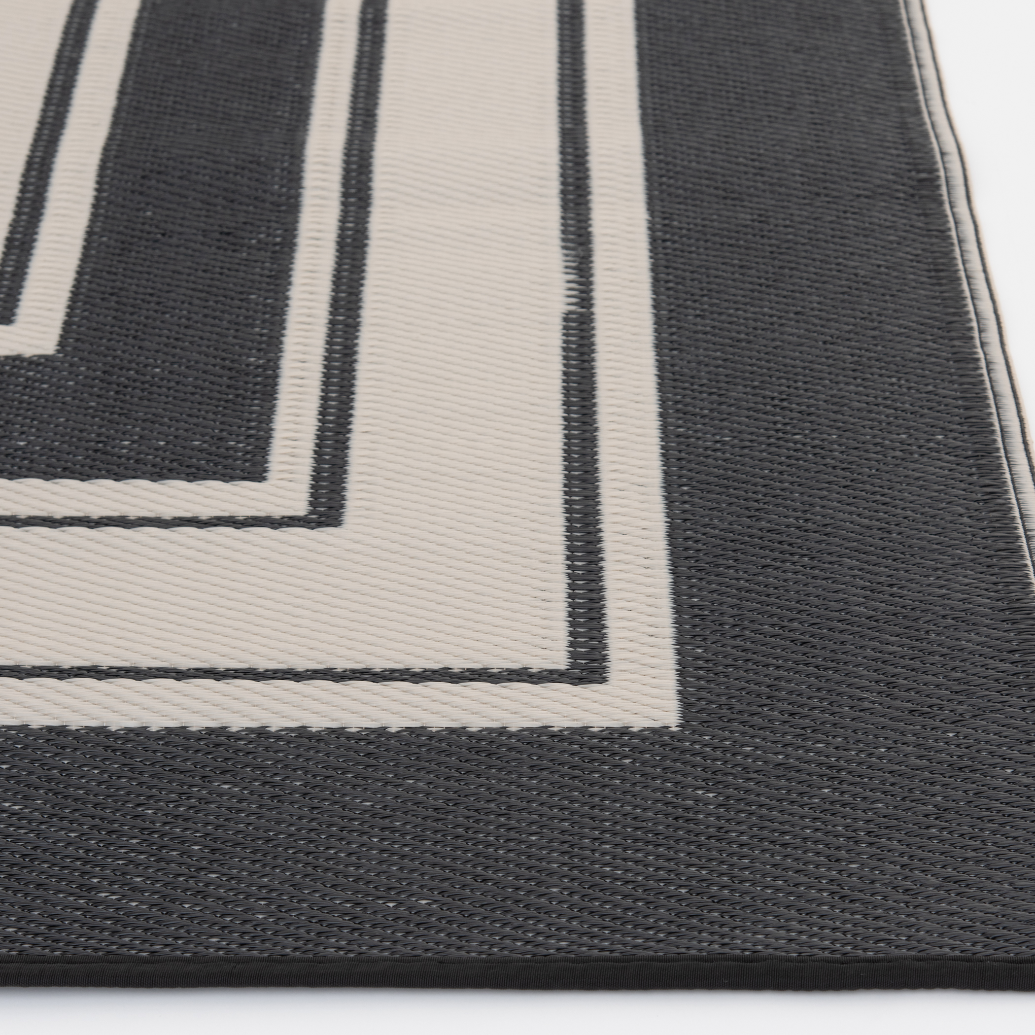Mainstays Black Border 5'x7' Outdoor Rug photo 6