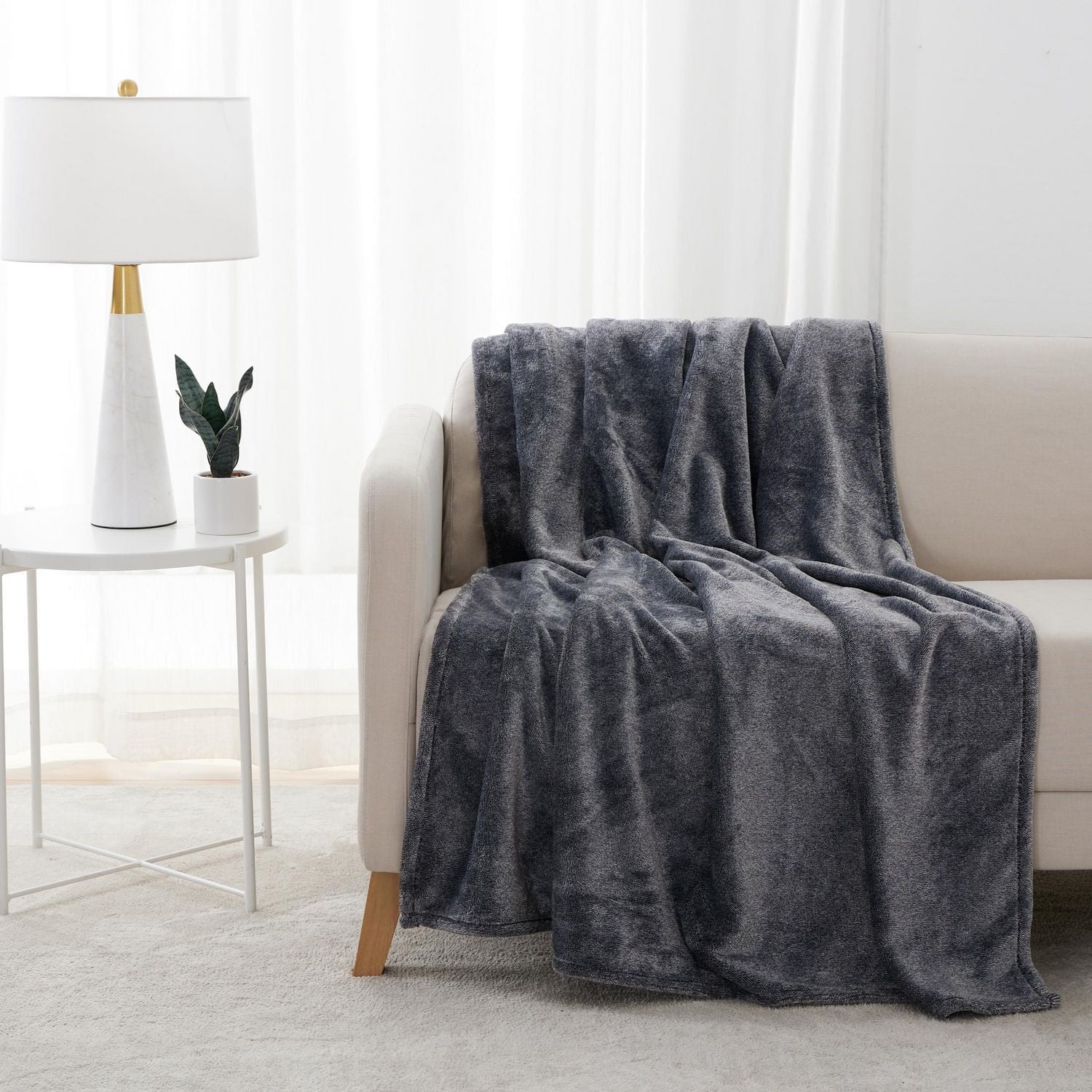 ECO PLUSH OVERSIZED THROW