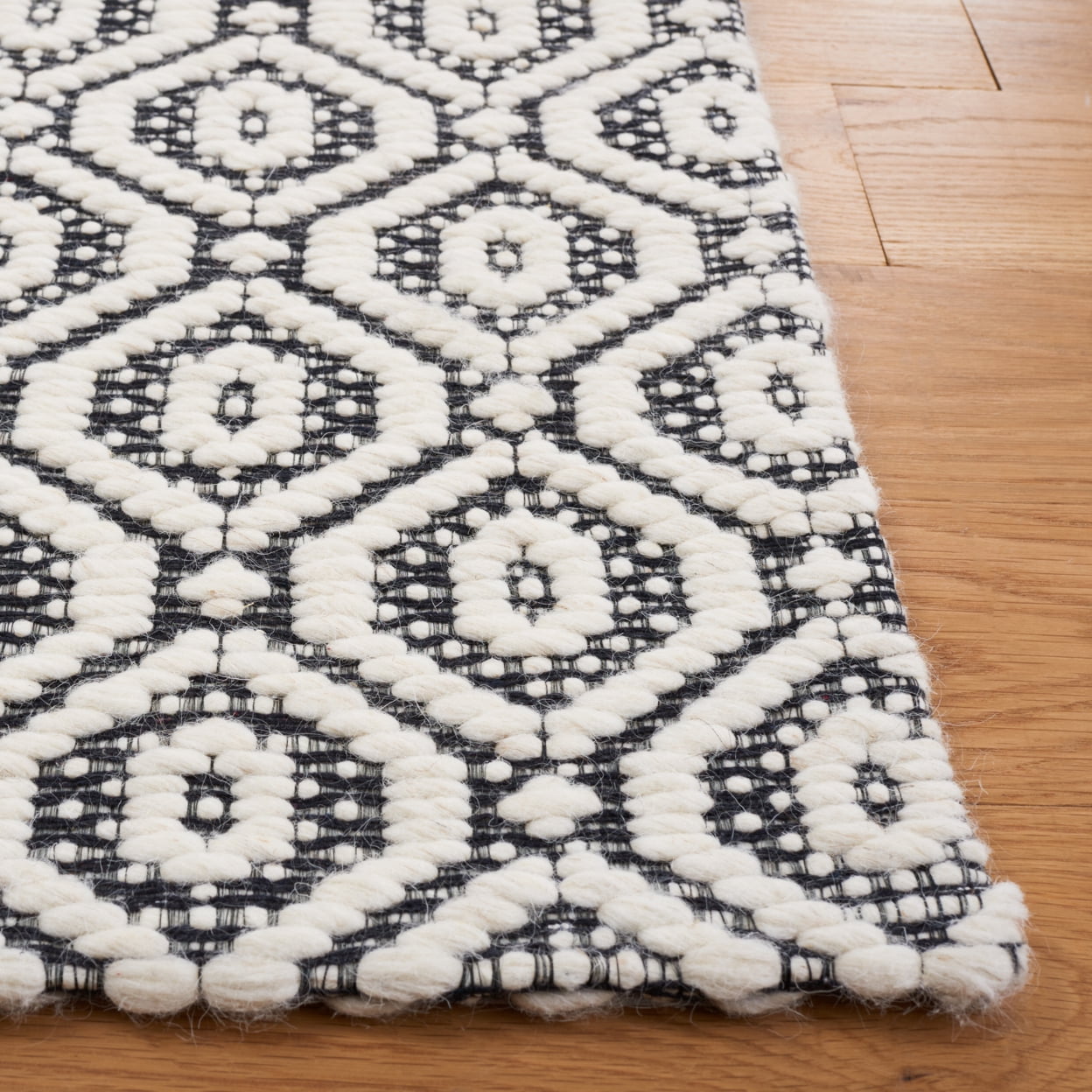 SAFAVIEH Marbella Fabiana Geometric Area Rug, Black/Ivory, 5' x 8'