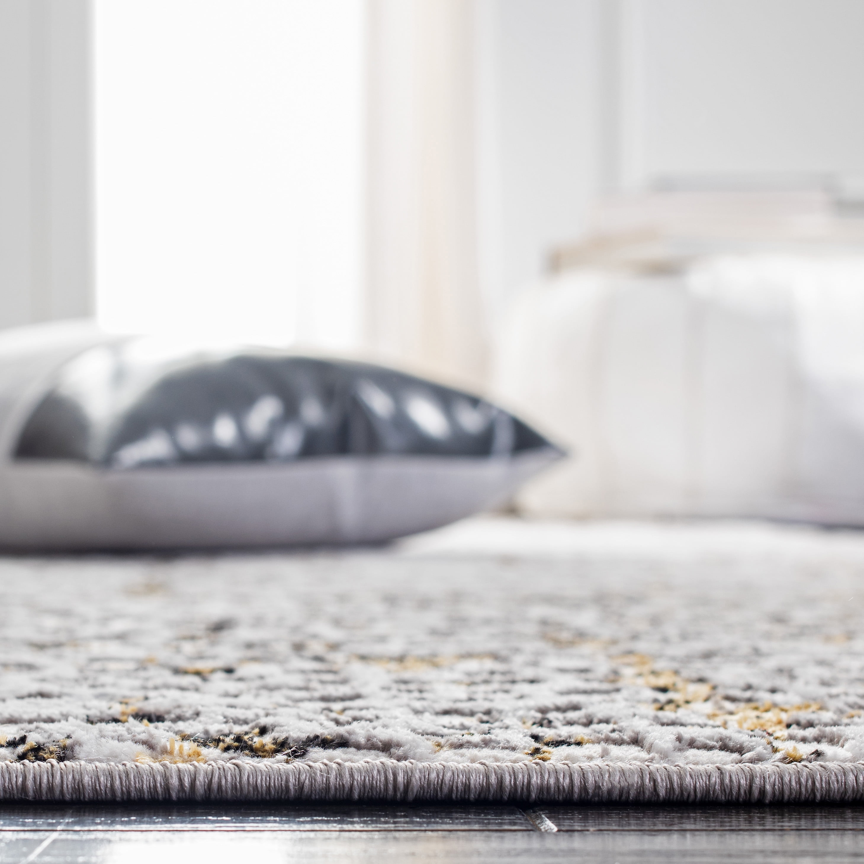 SAFAVIEH Amelia Jimmy Dot-Print Area Rug, Gray/Gold, 4'5" x 6'5"