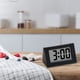 thumbnail image 4 of Despertador digital moderno con Snooze - Reloj de escritorio de plástico blanco para dormitorio y oficina - 5,9x2,7x3,5 cm, 4 of 6