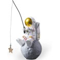 thumbnail image 1 of Estatua de estatuilla de astronauta, escultura de figura de estrella de pesca de astronauta para decoración de escritorio y mesa, modelo de decoración de adornos para pasteles, 1 of 5