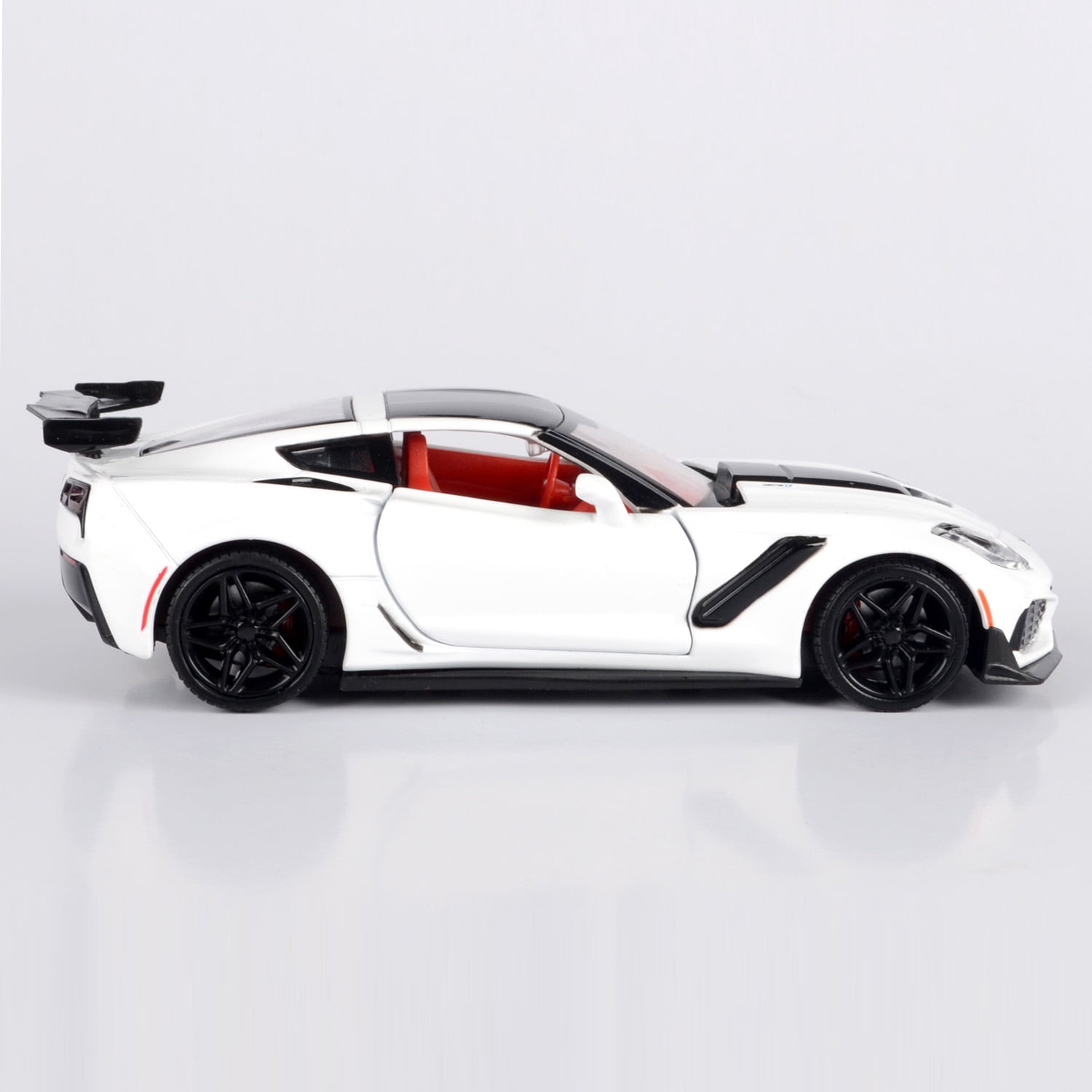 1:24 Die Cast Motormax 2019 7th Generation Corvette ZR1 Sports Coupe. Part of the History of Corvettes Collection