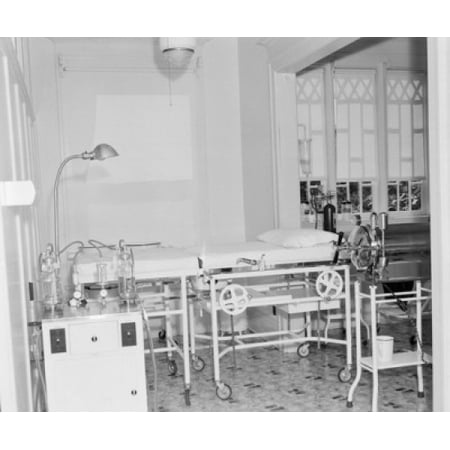 Empty hospital ward with medical equipment Canvas Art - (24 x 36)