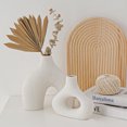 thumbnail image 2 of Juego de 2 jarrones de cerámica blanca, jarrones de flores irregulares, jarrones decorativos de estilo minimalista para pampas grass, jarrón decorativo moderno para el hogar, para bodas, fiestas, cena, 2 of 10