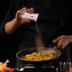thumbnail image 4 of Salero y pimentero elegante con fondo de vidrio transparente | Uso compacto para cocina, cocina y comedor., 4 of 5