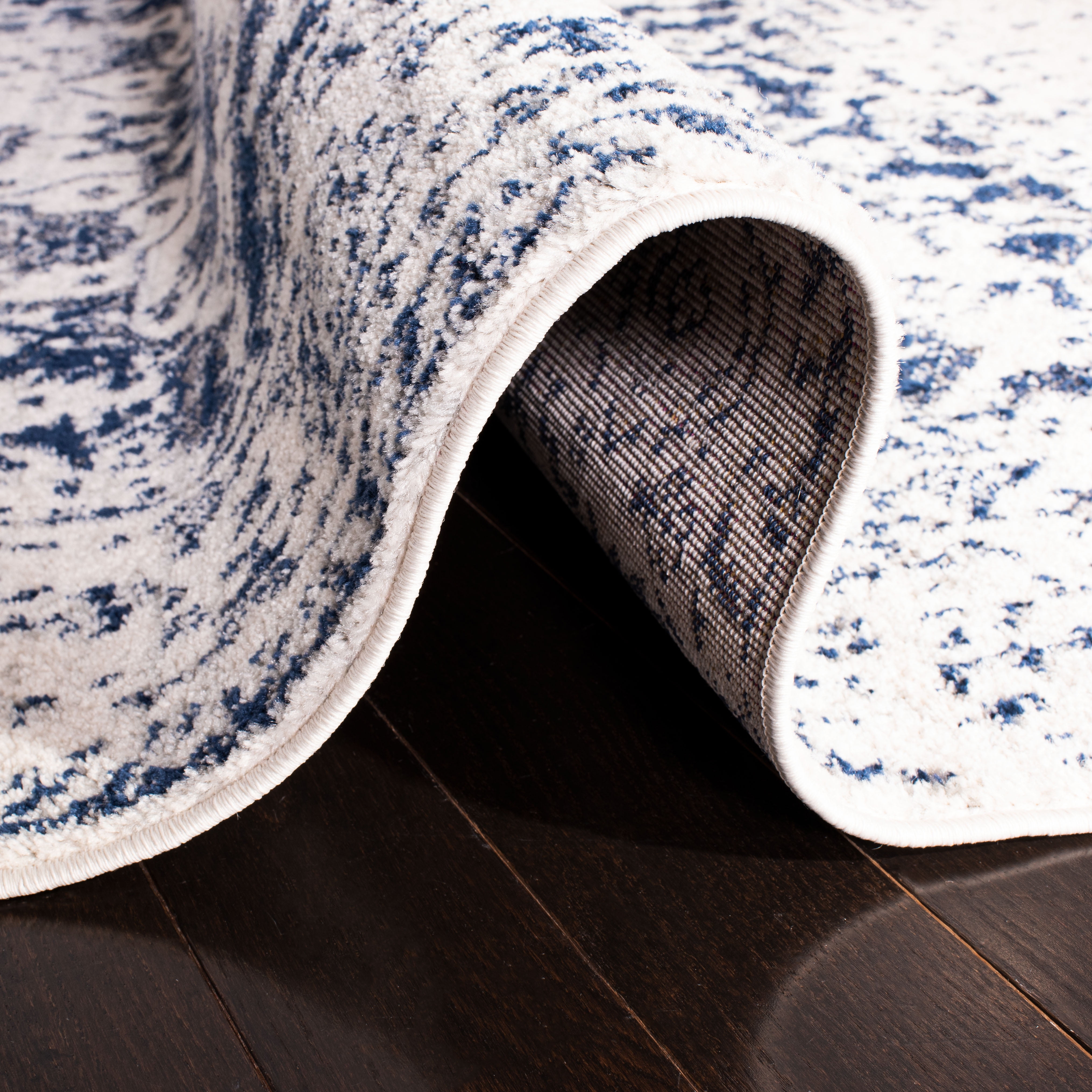 SAFAVIEH Madison Katina Oriental Area Rug, Cream/Navy, 5'3" x 7'6" - Traditional Design, Cream & Navy, Non-Shedding & Easy Cleaning, Ideal for Living Room, Bedroom, Dining Space