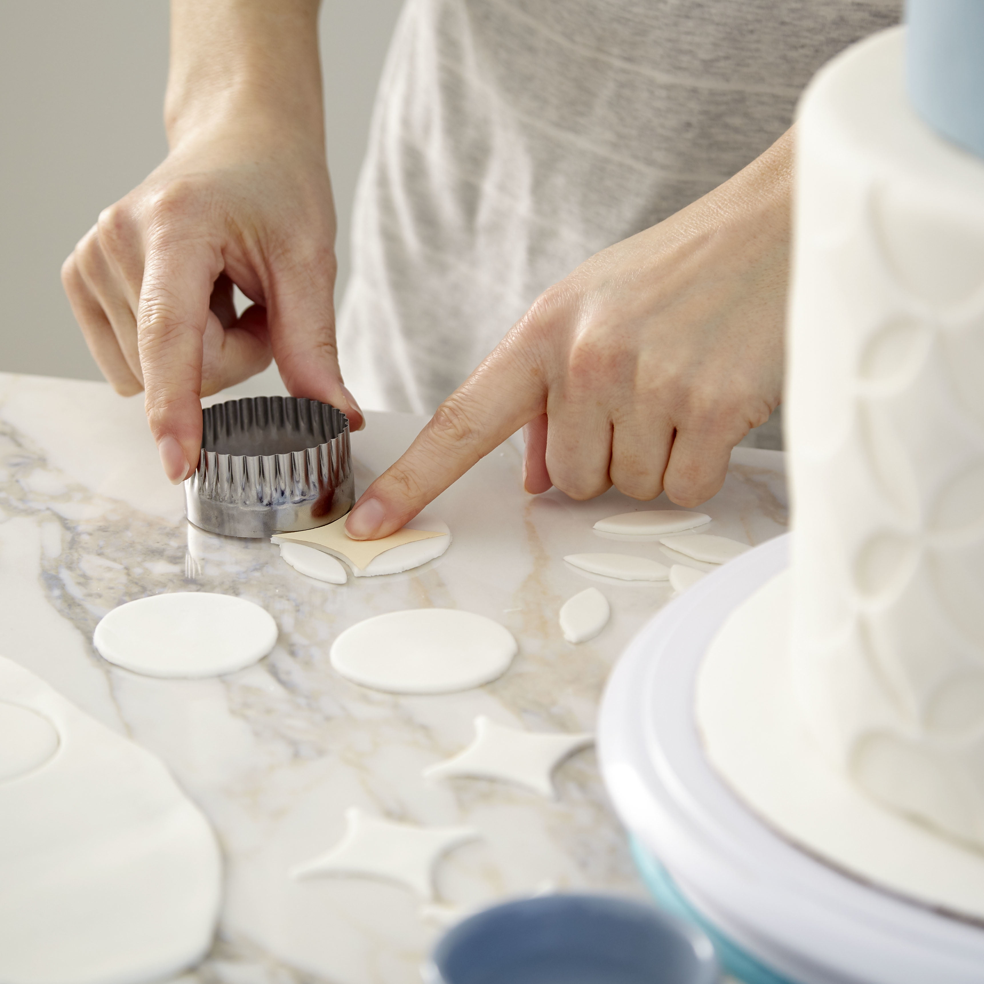 (2 pack) Wilton Decorator Preferred White Vanilla-Flavored Fondant, 10 lb. Tub