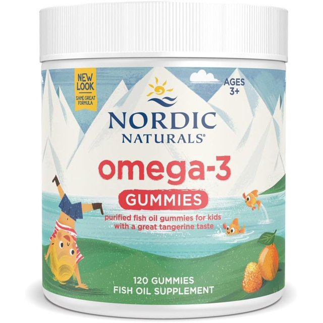 nordic naturals suplemento alimenticio de omega 3 en gomitas, 120 piezas Bote blanco con etiqueta frontal ilustrada (montañas y mar) que muestra "omega-3 gummies" y 120 gomitas; gomitas sabor tangerina con EPA y DHA de aceite de pescado purificado, libre de gluten y lácteos, formato masticable y práctico.