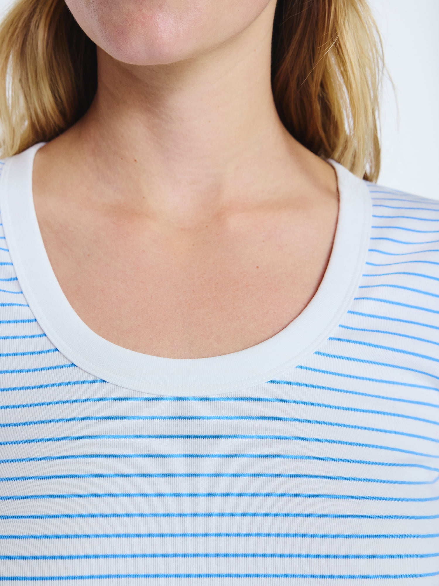 Free Assembly Women's Scoop Neck Tee with Short Sleeves, Sizes XS-XXL