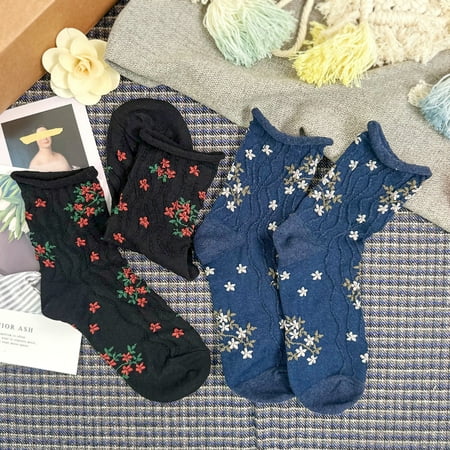 

Women s Crew Ruffle Flower Socks - 2 Pair Set w/ Gift Bag - Made in Korea