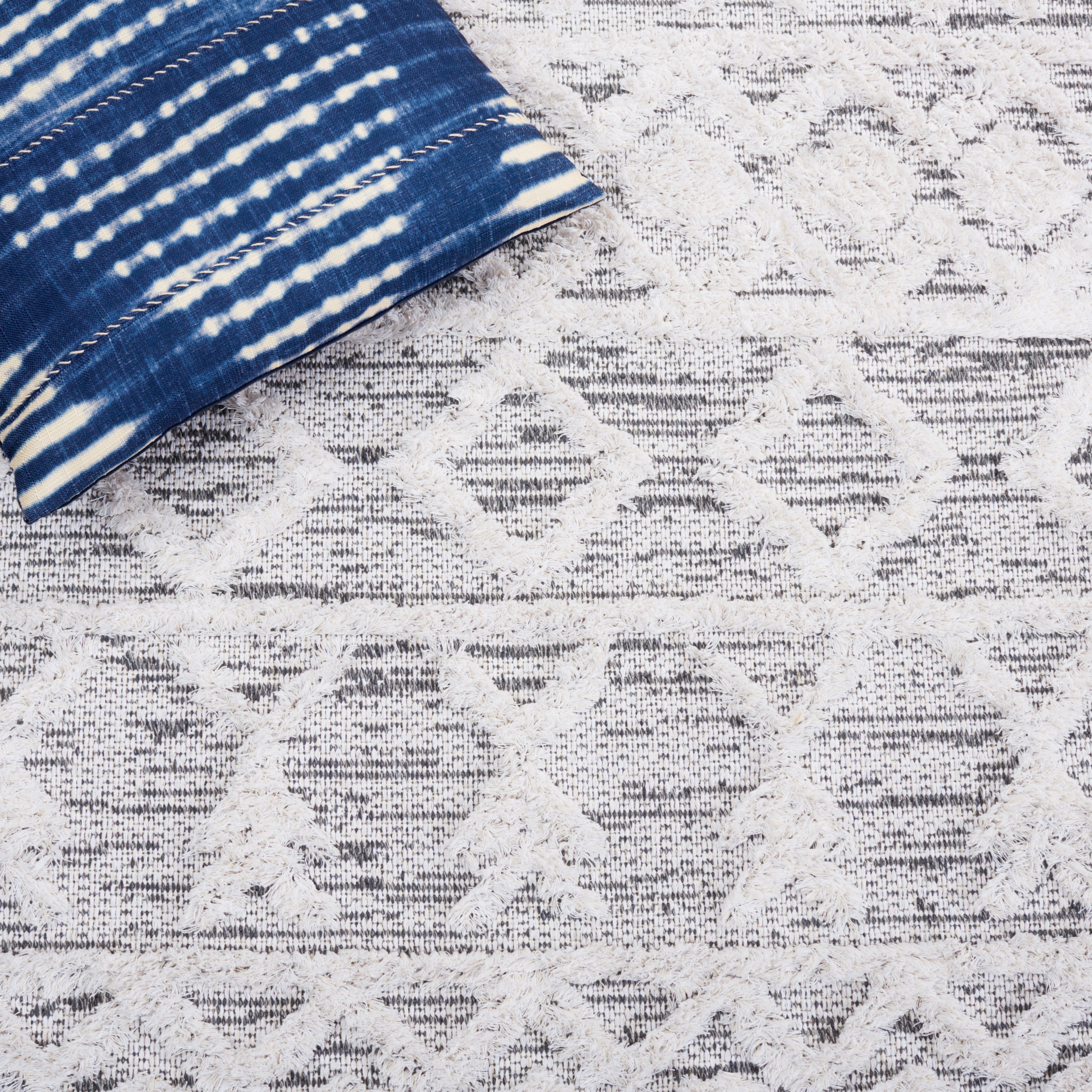 SAFAVIEH Augustine Cromwell Geometric Area Rug, Ivory/Gray, 4' x 6'