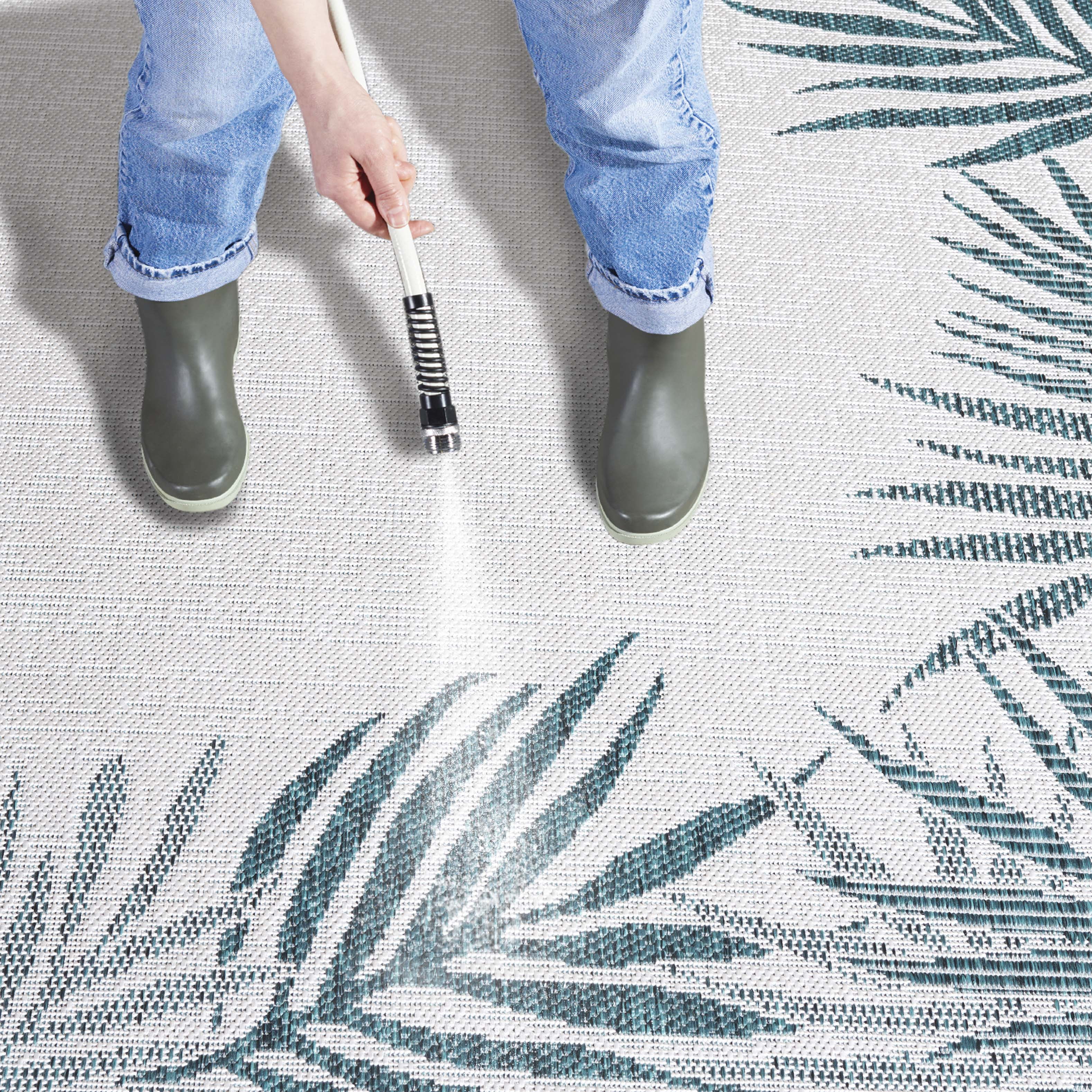 SAFAVIEH Beach House Cherlyn Botanical Indoor/Outdoor Area Rug, Blue/Ivory, 6'7" x 6'7" Round
