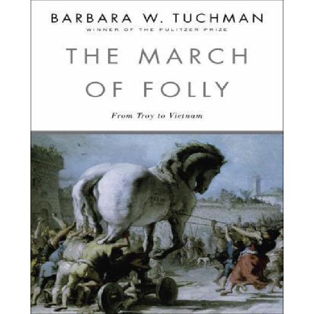La Marche de la Folie : de Troie au Vietnam par Barbara W. Tuchman, Auteure Lauréate du Prix Pulitzer, un Livre d'Analyse Historique Examinant les Politiques Gouvernementales Contraires à Leurs Intérêts, avec une illustration de la Scène du Cheval de Troie. le Livre Met en Lumière des Événements Historiques Centraux, Y Compris la Guerre de Troie et le Conflit du Viêtnam.