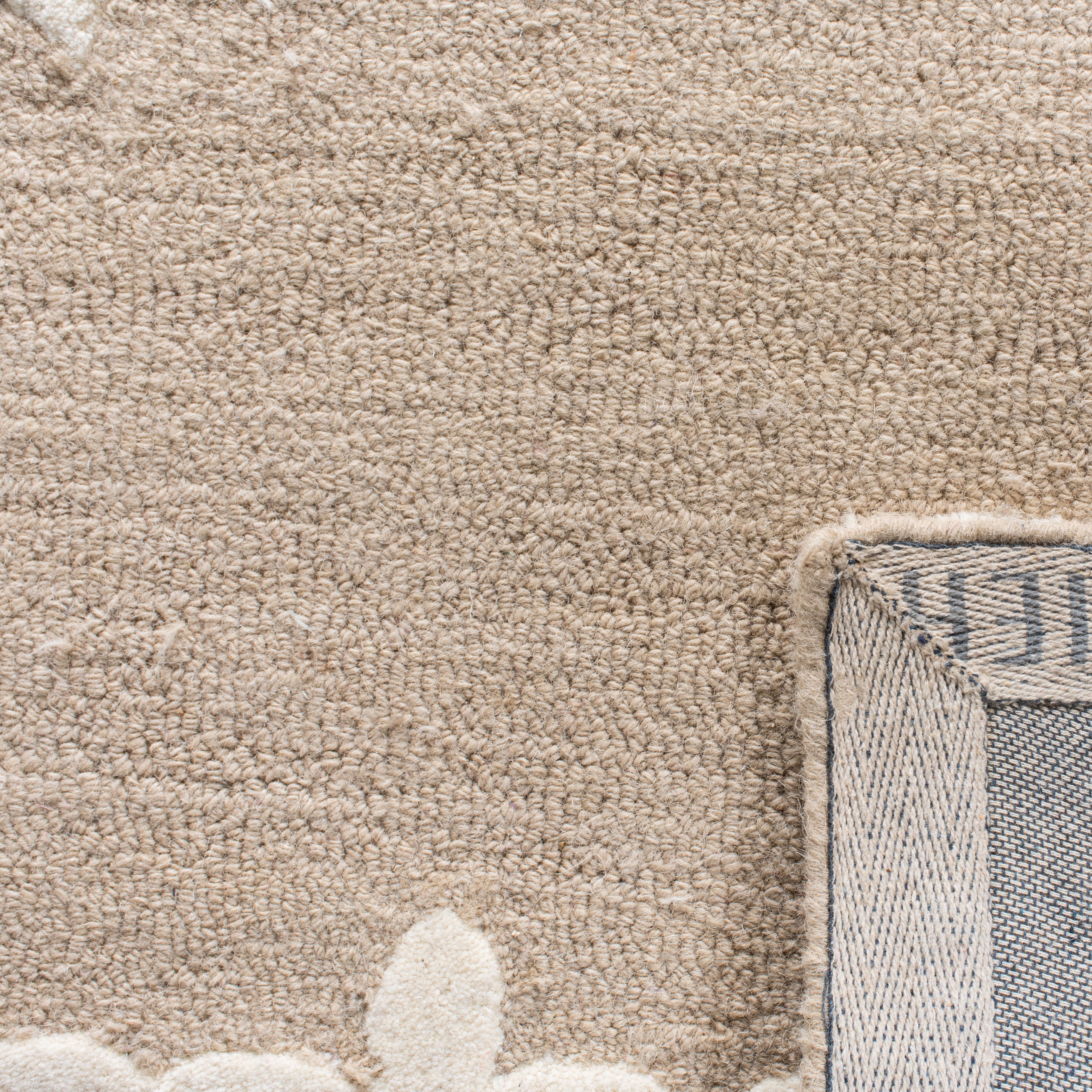 SAFAVIEH Bella Cecilia Medallion Wool Area Rug, Beige/Ivory, 2'6" x 4'