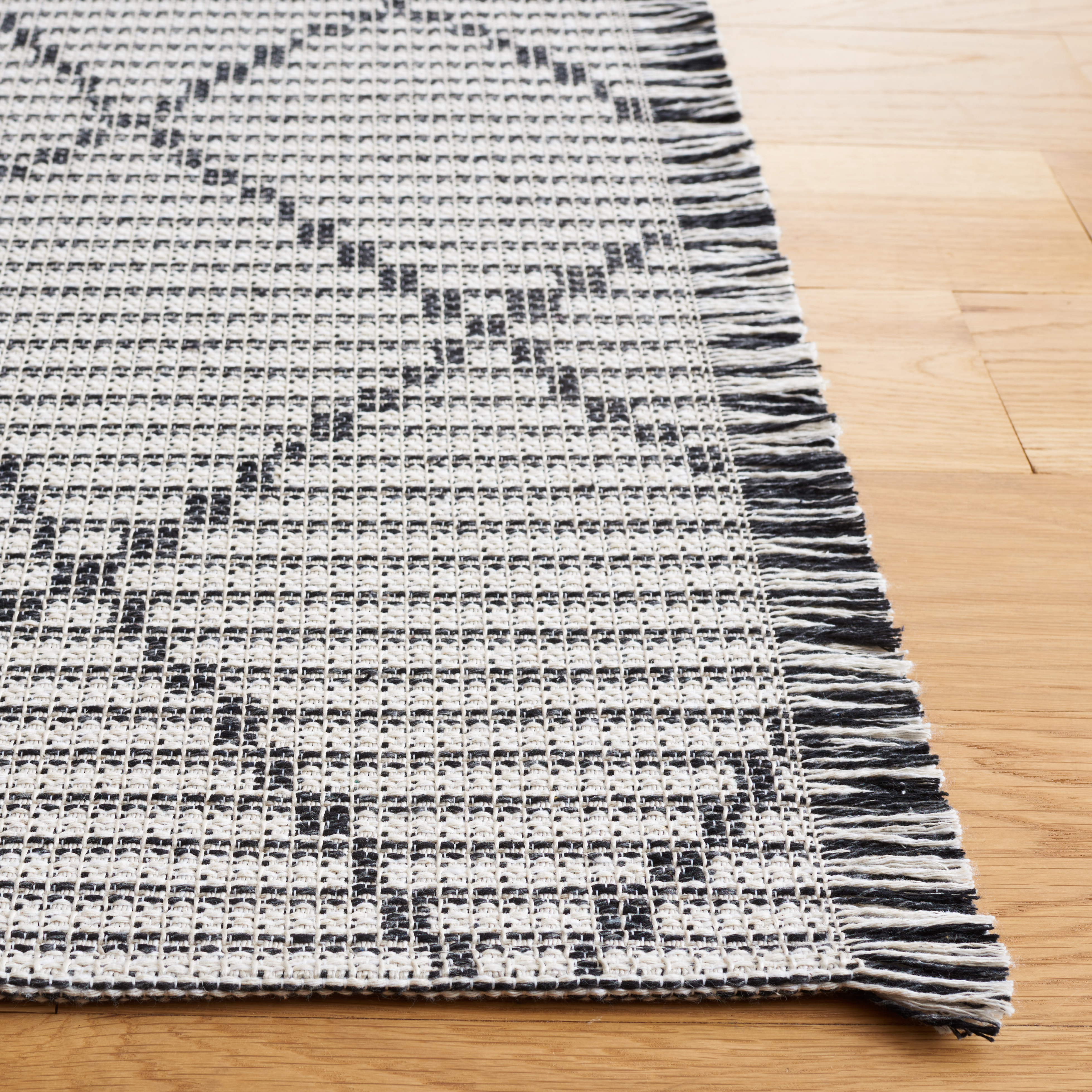 SAFAVIEH Augustine Jannine Geometric Area Rug, Ivory/Black, 5' x 7'7"
