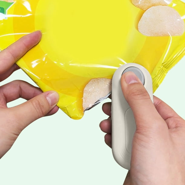Mini Sellador de Bolsas con Cortador, Resellador de Bolsas de Almacenamiento de Alimentos Portátil Naranja, Sellador de Bolsas de Plástico a Batería para Bocadillos, Succión Magnética