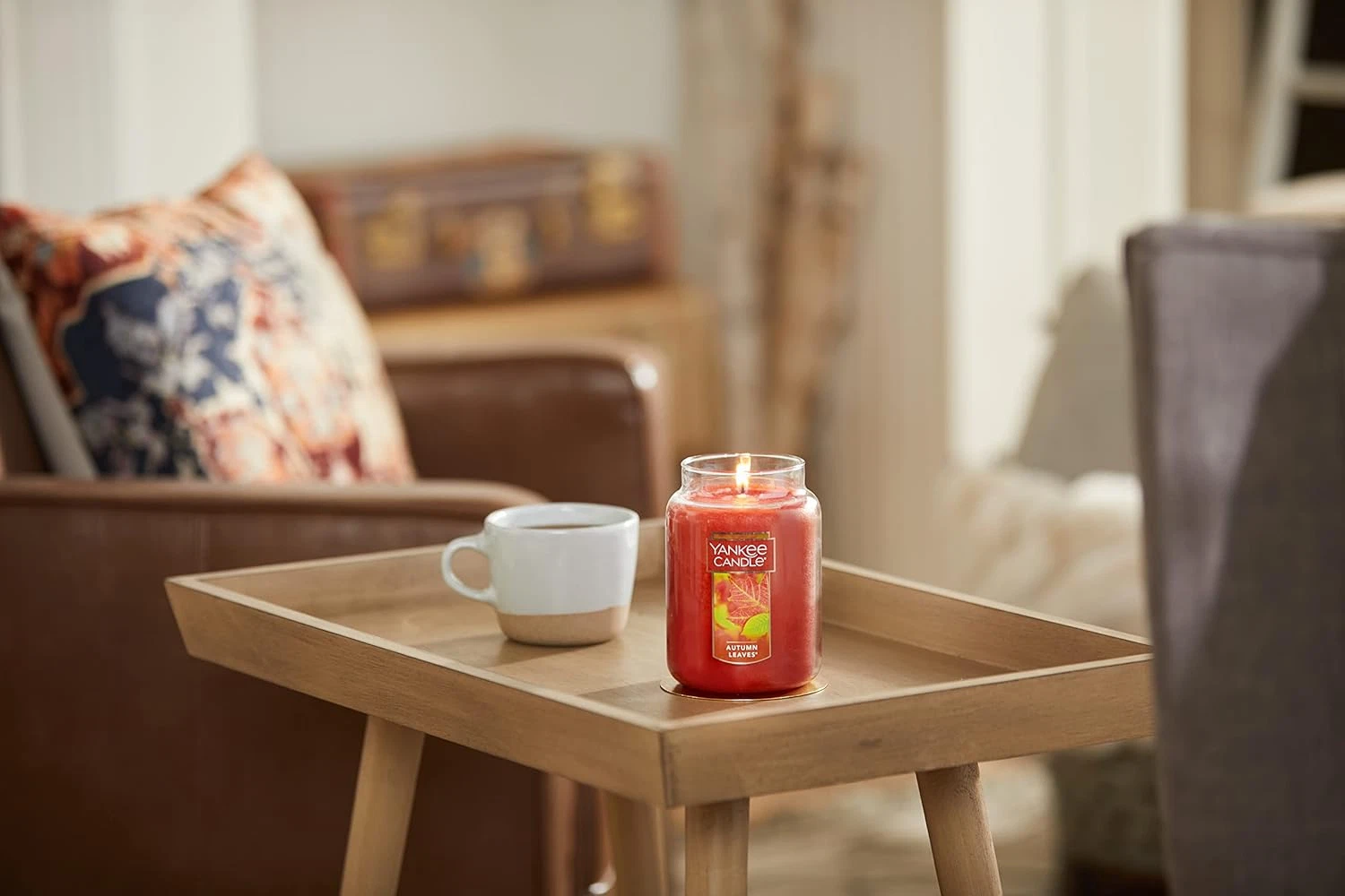 Yankee Candle Autumn Leaves Large Original Jar Candle with a Metal Leaves Jar Candle Holder with a Wooden Base 2-pc Set