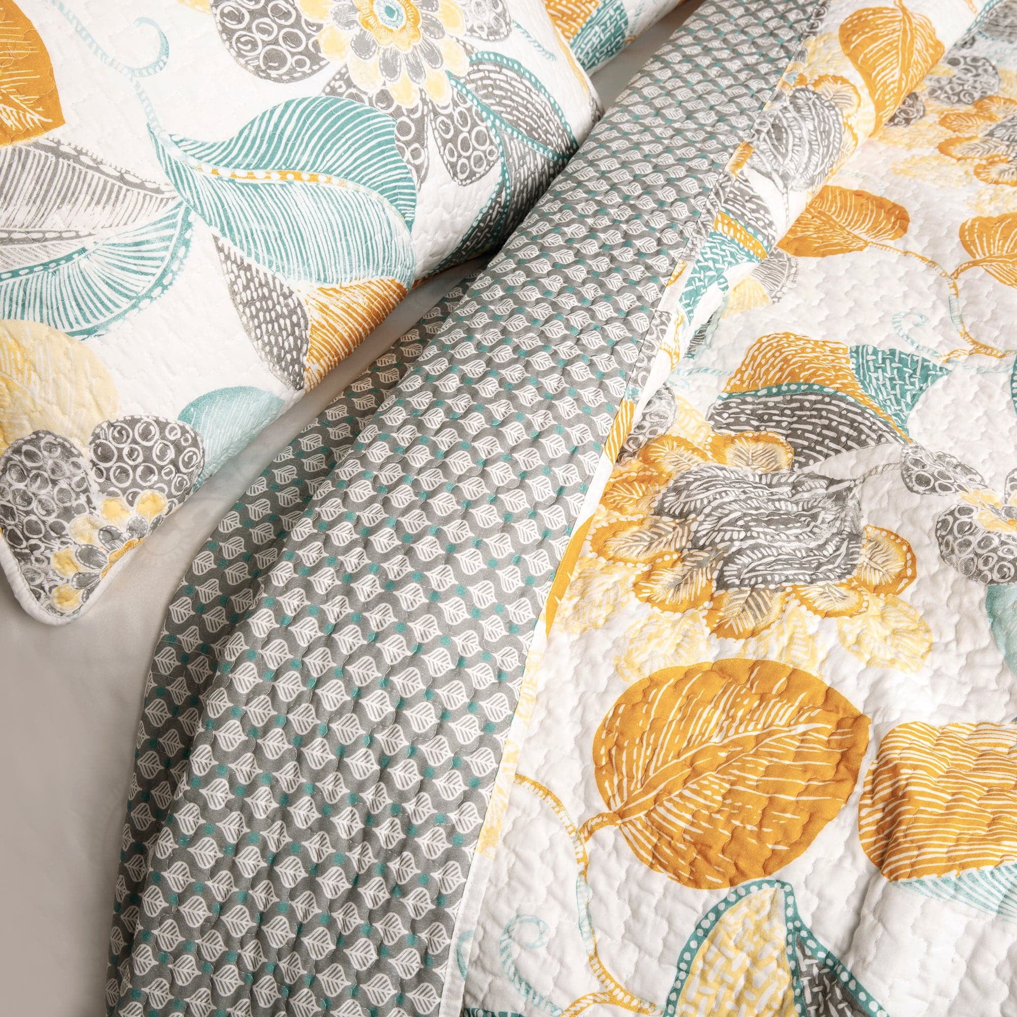 Lush Decor Layla Floral Cotton Lightweight Reversible Quilt, King, Yellow/Gray, 3-pc set includes: 1 Quilt, 2 Pillow Shams