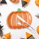 thumbnail image 5 of Platos y Vasos Desechables de Papel con Forma de Calabaza para Halloween (Paquete de 10), Blancos y Amarillos, 18 X 18 X 2 Cm y 5 X 7,5 X 9 Cm. Vajilla Ecológica para Fiestas, Cumpleaños y Picnics., 5 of 7