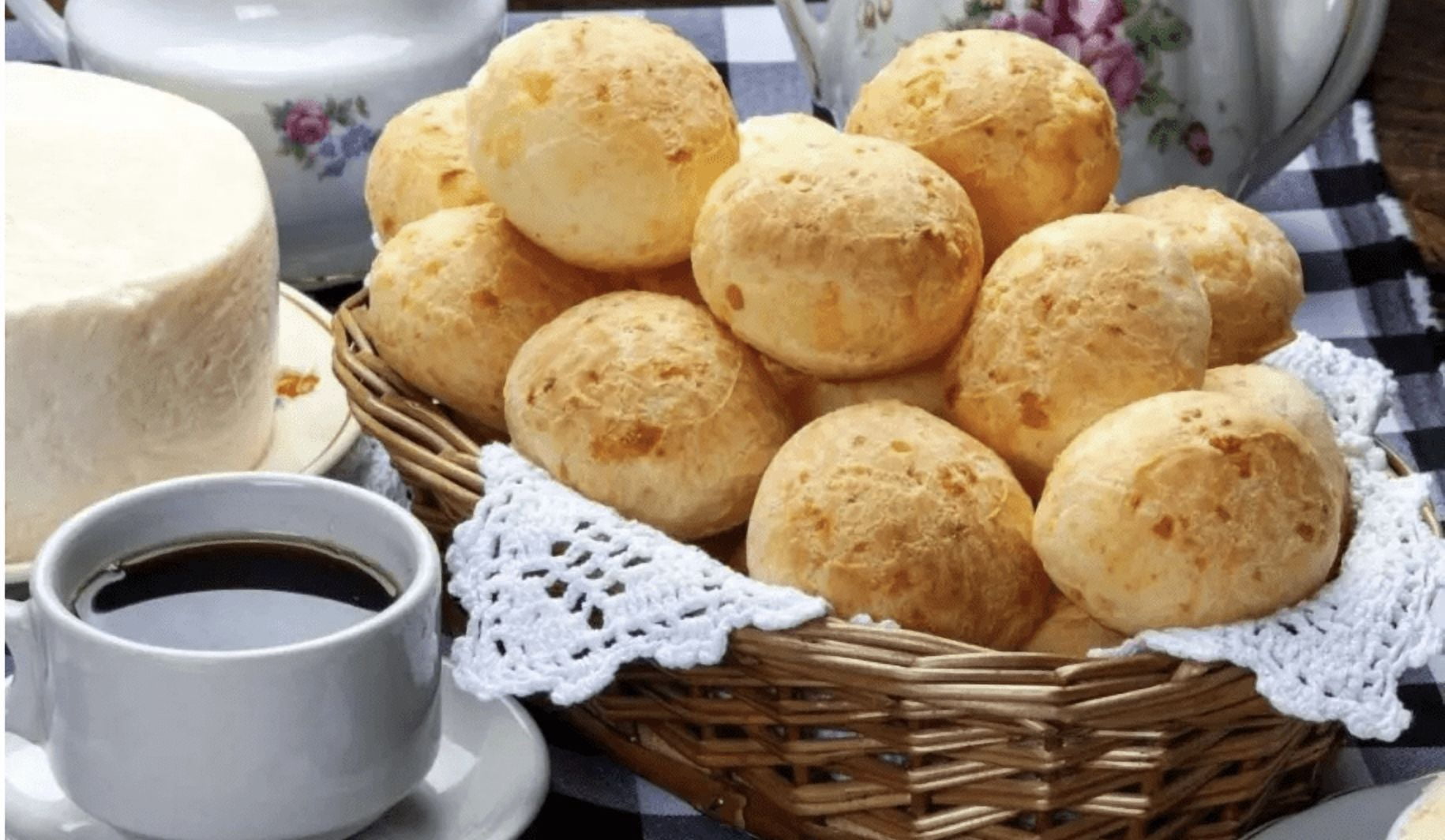 Mineiro Brazilian Pre Baked Cheese Rolls 35oz | Pao de Queijo Tradicional Pre Assado