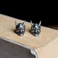 thumbnail image 2 of Un par de pendientes de calavera de plata de ley 925 de Halloween, pendientes punk Prajna, pendientes góticos, pendientes de calavera hipoalergénicos, regalo de joyería para hombres y mujeres, regalos para compañeros de clase y amigos Rojo Verde, 2 of 5