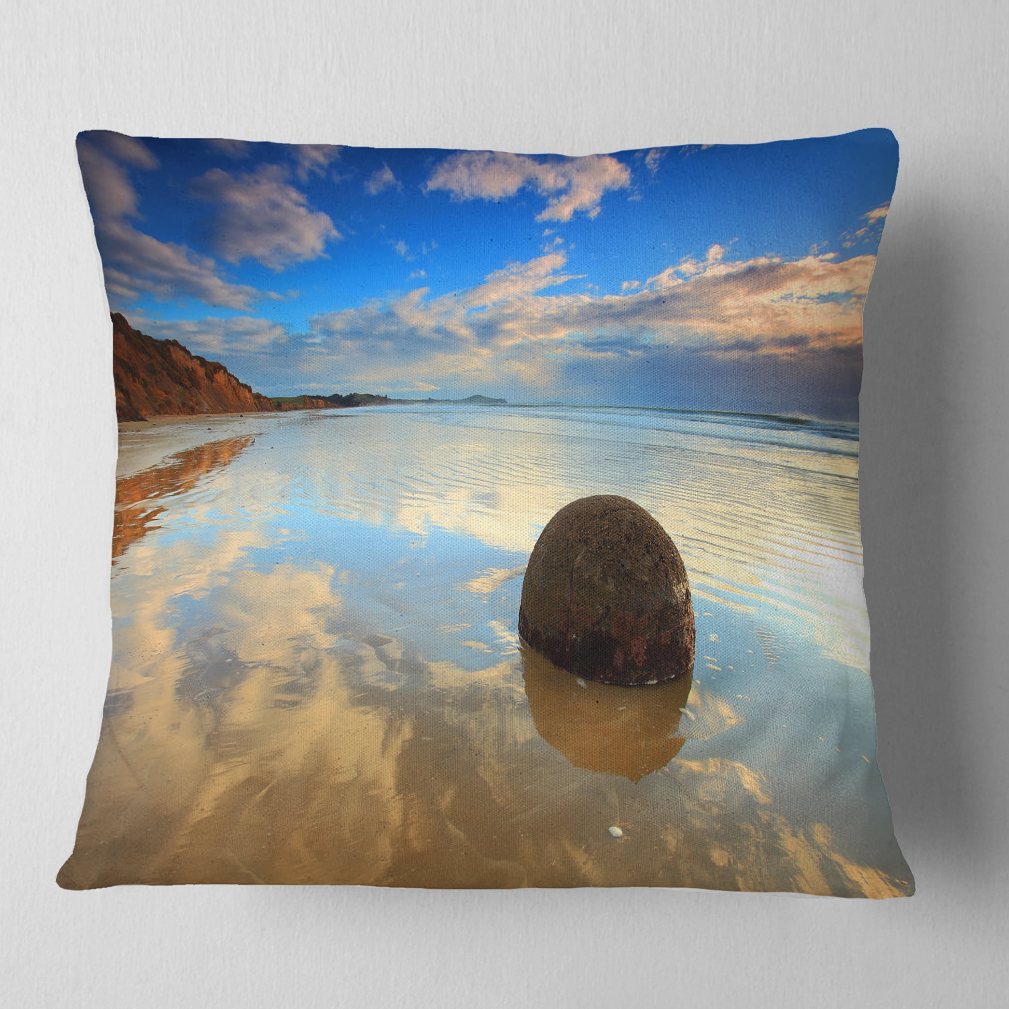 Designart Sunrise at Moeraki Boulders - Seashore Photo Throw Pillow - 18x18