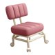 thumbnail image 4 of Taburete con asiento bajo rodante con ruedas, giratorio 360 degree, para limpieza, con reposapiés y polea. Rosa, 4 of 9