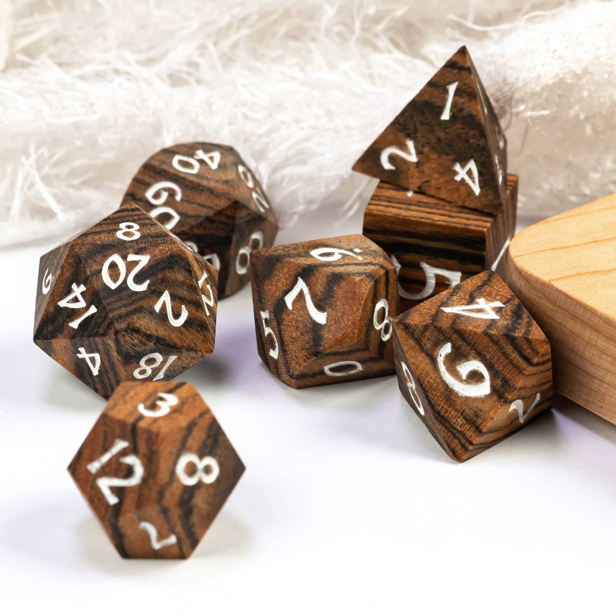Cusdie 7Pcs/set Wooden DND Dice D&D Wood Dice D4 D6 D8 D10 D% D12 D20 Polyhedral Games Dice Set for Table Games MTG RPG