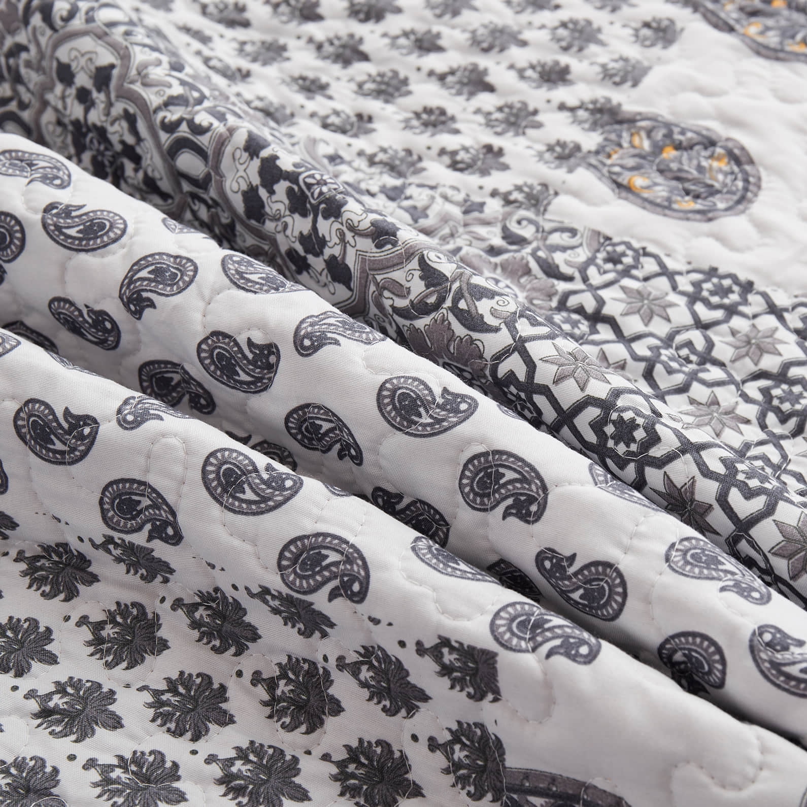 3-Piece King Size Quilt Set - Grey Paisley Bedspread Coverlet with 2 Pillow Shams, Microfiber