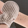 thumbnail image 4 of Guante de baño para limpieza profunda en la ducha, potente guante exfoliante corporal gris, exfolia y purifica la piel, elimina células muertas, 4 of 5