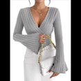 thumbnail image 2 of Camiseta de Larga Ajustada con Cuello en V Acanalado para Mujer, Top Informal de Moda con Mangas Acampanadas. Gris L, 2 of 9
