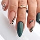 thumbnail image 1 of Uñas postizas cortas con pegamento, 24 piezas de uñas postizas de aguja con patrón de hojas, uñas francesas de color verde oscuro, bonitas puntas ovaladas cortas, 1 of 4