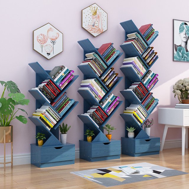 estantería de almacenamiento para libros, estantería de suelo para estudiantes, con forma de árbol, económica, sencilla, pequeña, con cajón de almacenamiento vista frontal de tres módulos independientes; estructura en forma de árbol con baldas en V que sostienen libros, base con cajón rectangular y ranura de tirador, acabado ivory white según ficha, montaje en suelo, adecuada para ahorro de espacio y organización en habitación o estudio, a menudo usada también para exponer objetos decorativos.