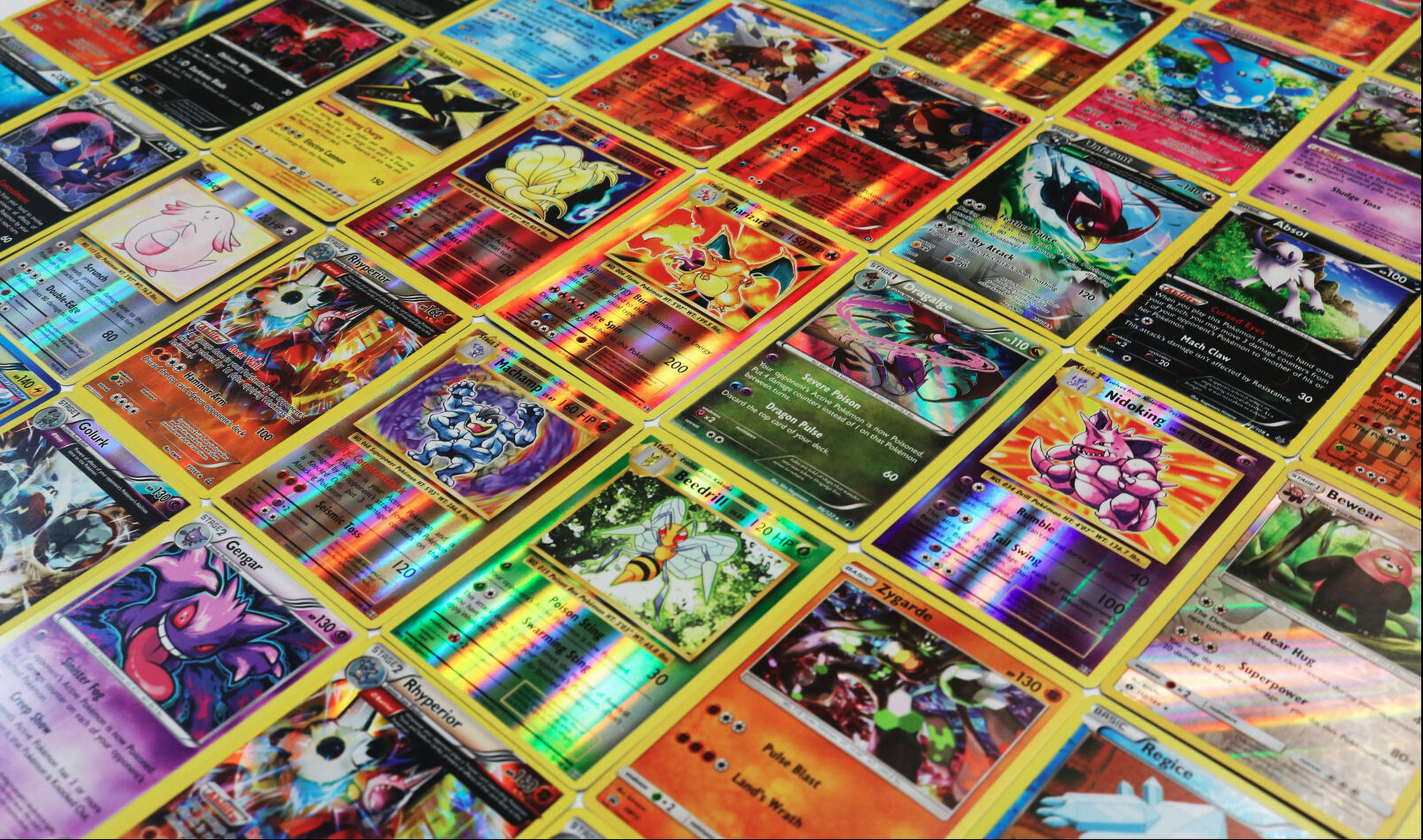 Pok Lot de 50 Cartes Pokemon sans Doubles + 1 Pokemon Booster aléatoire + 2  Cartes Brillantes Cadeau + 1 Cartes Rare! + 100 Heartforcards® Card Guard