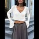 thumbnail image 4 of Blusa para Mujer con Cuello en V y Botones Recortados, Cárdigan de Punto con Mangas Largas Acampanadas. M, 4 of 8