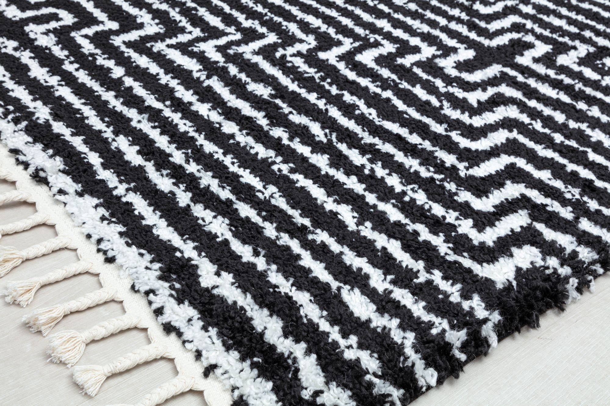 Rugs America BT20A Last Call Stripe/Diamond Modern Black Area Rug, 2'6" x 4'
