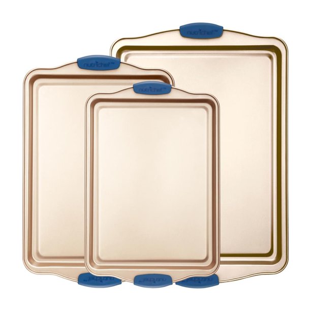 Juego de utensilios para hornear antiadherentes de 3 piezas NutriChefKitchen: bandejas para hornear de acero al carbono gratis con mangos de silicona azul resistentes al calor, aptos para horno.