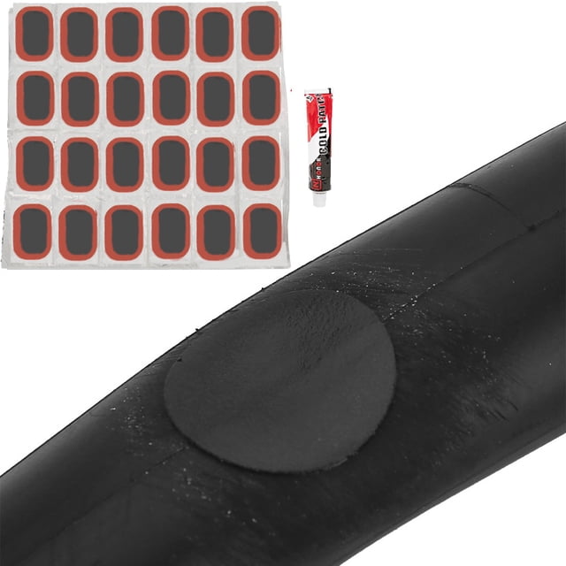 parche para llanta de cámara interna higoodz kit de reparación de bicicletas liviano, hoja de parches rectangulares negros con borde rojo y tubo de pegamento, parche circular aplicado sobre cámara negra en primer plano; tamaño aprox. 48 x 32 mm.