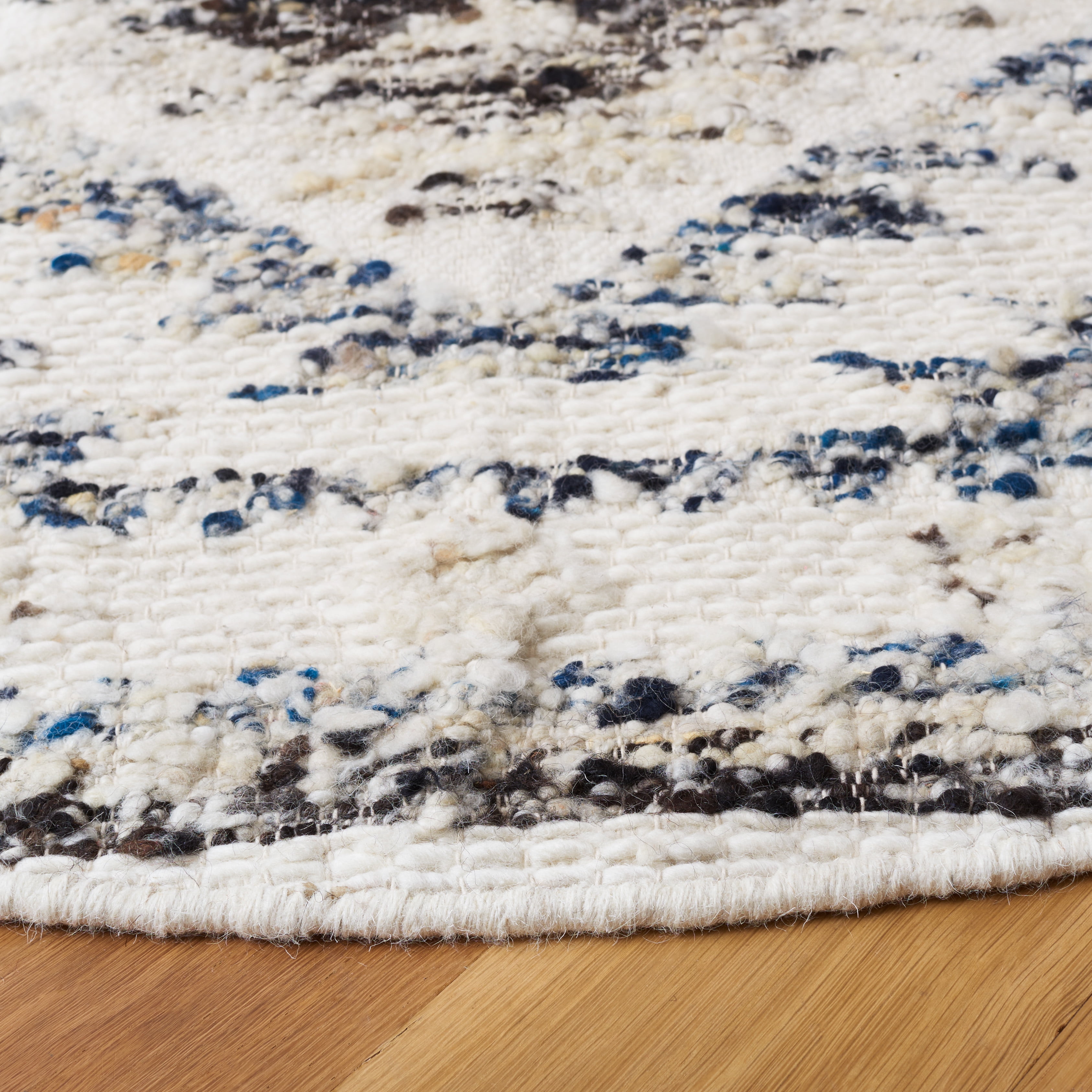 SAFAVIEH Manhattan Valentina Southwestern Area Rug, Ivory/Charcoal, 6' x 6' Round