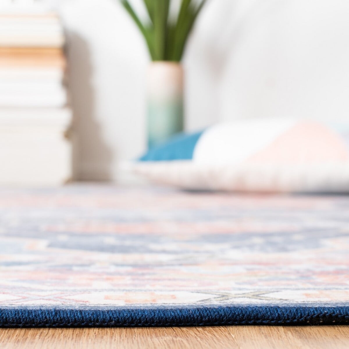 SAFAVIEH Tucson Salem Traditional Machine Washable Runner, 2'6" x 8', Blue/Rust