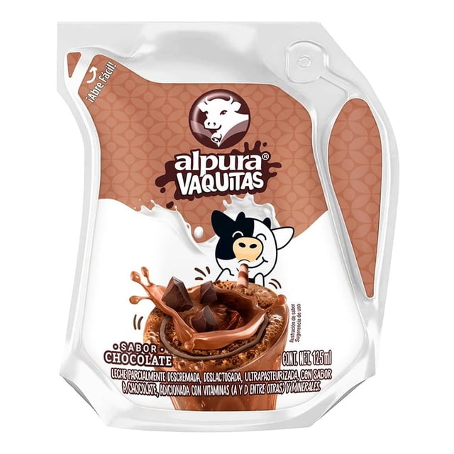 Leche Alpura Vaquitas sabor chocolate 125 ml en empaque flexible con diseño de vaca caricaturizada y salpicadura de chocolate, leche semidescremada deslactosada ultrapasteurizada con vitaminas A, D y minerales, ideal para una alimentación balanceada y fuente de proteína.