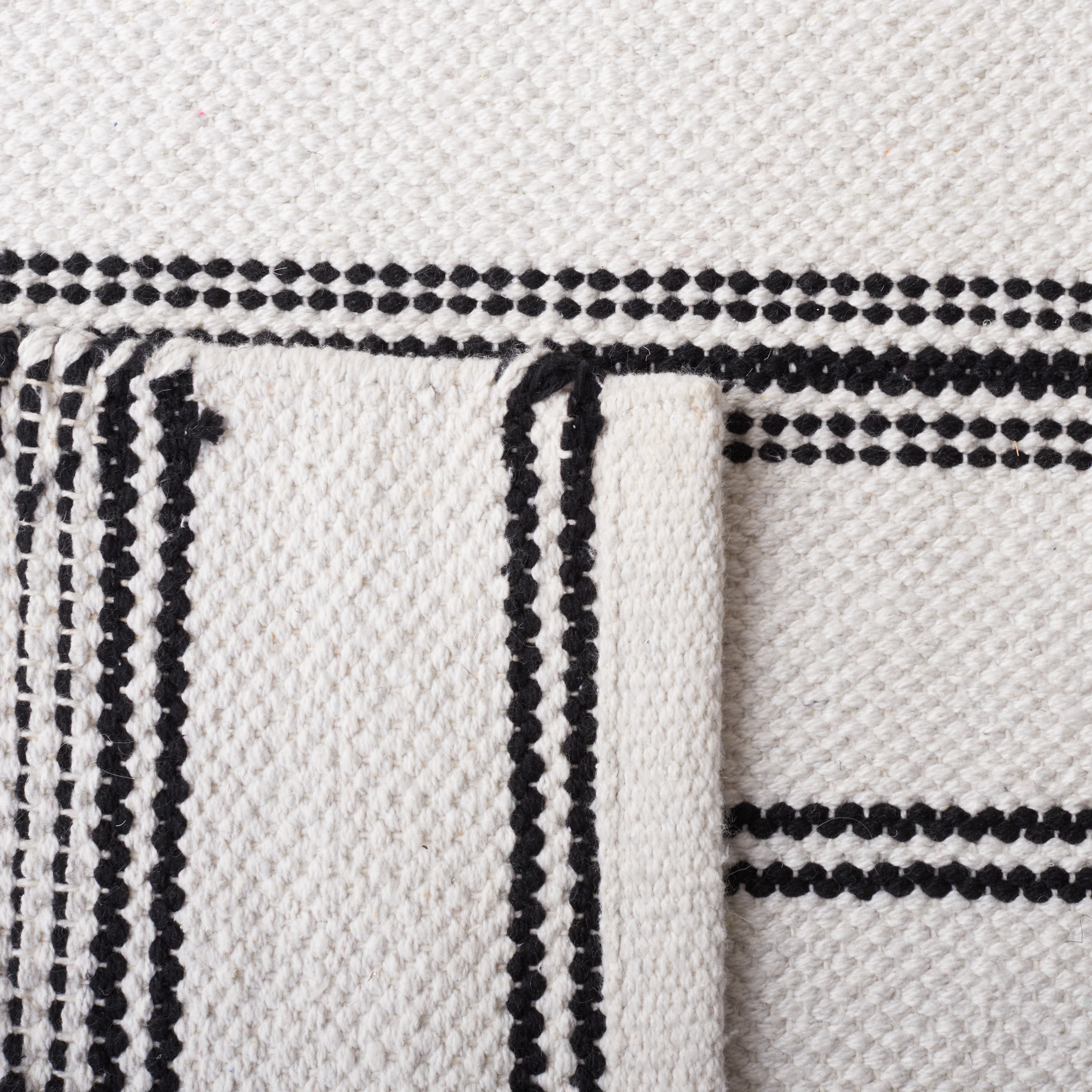 SAFAVIEH Montauk Foliage Striped Cotton Area Rug, Black/Ivory, 6' x 9'