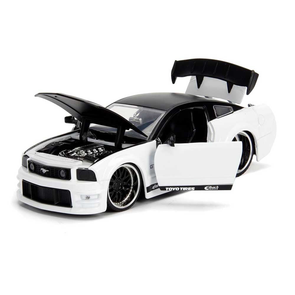 Jada Toys 99973 1-24 2006 Ford Mustang GT Diecast Model Car