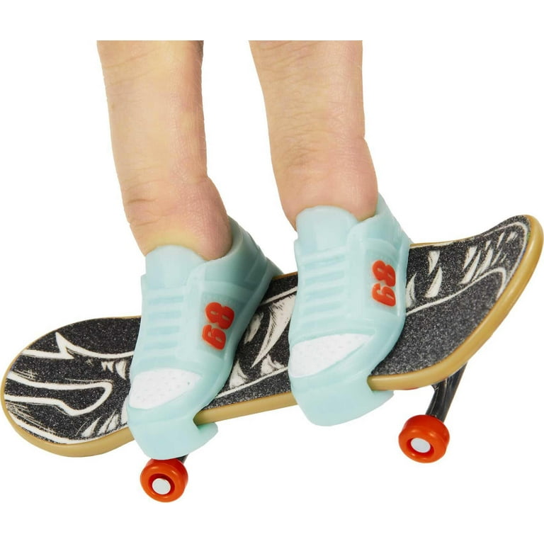 Hot Wheels Skate Tony Hawk Fingerboard & Skate Shoes, Toy for Kids (styles May Vary)